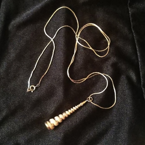 Conical shell with gold tone and 30" chain - Picture 1 of 3